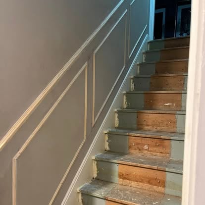 Staircase wall panelling with moulding strips