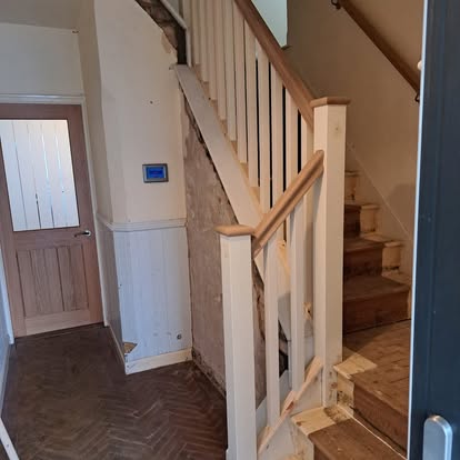 Staircase with herringbone floor and square spindles'ot-13