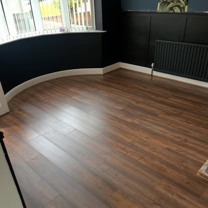 Laminate flooring in bay-windowed room