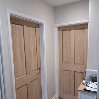 Oak 4-panel internal doors in corner room
