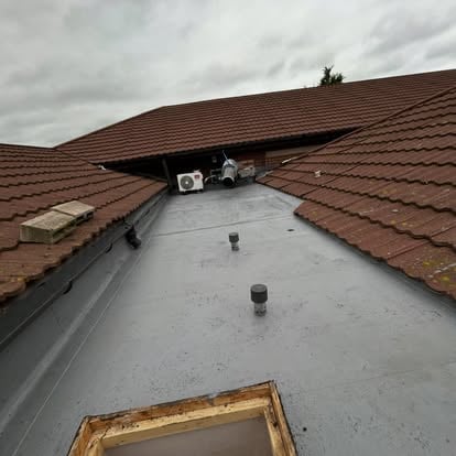 Flat roof between pitched tiles, wider view